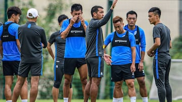 Guangzhou R&F's head coach Giovanni van Bronckhorst (C) attends a football training session in Guangzhou in China's southern Guangdong province on April 20, 2020. (Photo by STR / AFP) / China OUT