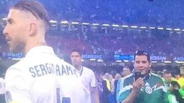 Un aficionado con la camiseta de la selección mexicana se metió al campo cuando finalizó el encuentro entre merengues y Juventus.