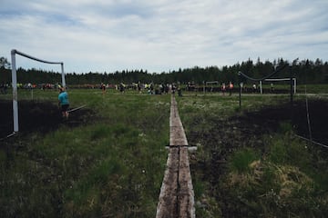 Cualquier superficie es buena para jugar un partido de fútbol. Incluso un campo embarrado como el que aparece en la imagen. Corresponde a la Copa Mundial de fútbol de pantano, que ha tenido lugar en Hyrynsalmi, Finlandia. Los equipos los forman cinco jugadores de campo y un portero que se enfrentan durante dos tiempos de diez minutos cada uno.