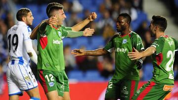 Jugadores del Alavés celebran el gol.