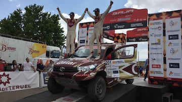 Nasser Al Attiyah en el podio de la Baja Arag&oacute;n 2017. 