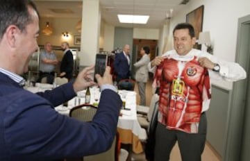 Tom芍s Roncero con Juan Francisco Mart赤n Fresneda y la camiseta de la Cultural.