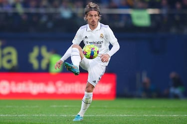 Cuando el cuerpo diga basta, Modric colgará las botas. La cuestión es cuándo llegará ese momento. Su rendimiento está lejos de conjugar un fútbol con fecha de caducidad y tras el Mundial ha dado un portazo a la retirada de la selección. “Puede que sea mi último Mundial, ya veremos qué pasa en el futuro, pero por lo menos... quiero seguir hasta la Nations League (14-18 de junio de 2023)”, aseveró el genio de Zadar mientras besaba el bronce mundialista. En septiembre cumplirá 38, pero ha liderado a Croacia en Qatar y para Ancelotti sigue siendo innegociable (1.259 minutos este curso a estas alturas). Lógico. Bellingham y Enzo Fernández aparecen en el horizonte blanco, pero ello no implica que Luka no pueda hacerles de cicerone antes de dar un paso al lado. Para ello debería renovar y, por el momento, nada indica lo contrario. Si no lo hace, serían días de luto para el madridismo... y para el fútbol.
