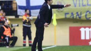 Marcelino da indicaciones desde la banda