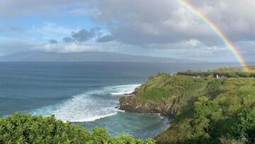 El arcoíris sobre Honolua Bay (Maui, Hawái) con una ola rompiendo.