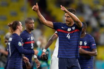 France's defender Raphael Varane (R) greets the fans after their win in the UEFA EURO 2020 Group F football match between France and Germany at the Allianz Arena in Munich on June 15, 2021. (Photo by Matthias Schrader / POOL / AFP)