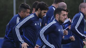 Los jugadores del Oviedo con rostro serio durante un entrenamiento.