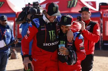 Abrazo entre Adrien Van Beveren y José Ignacio Florimo.