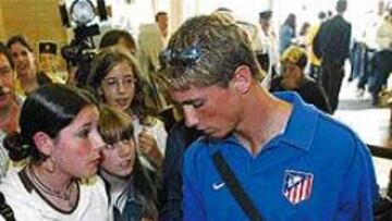 <B>EL NIÑO ES LA ATRACCIÓN</B>. Fernando Torres convulsionó A Coruña cuando el Atlético llegó ayer tarde.