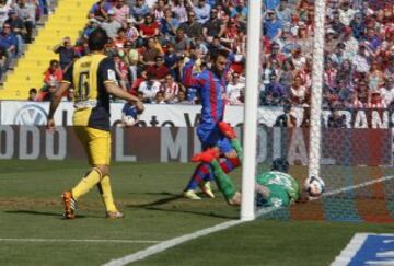 GOL 1-0 Gol de Filipe Luis en propia puerta. Sin esperárselo Filipe Luis ha visto como le golpeaba en el pecho marcándose un autogol que le da vida a la Liga. 