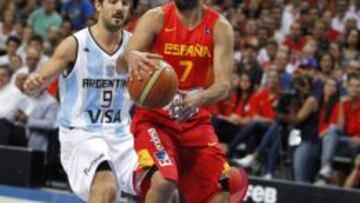 El escolta de la selecci&oacute;n espa&ntilde;ola Juan Carlos Navarro (d) controla el bal&oacute;n junto a Nicol&aacute;s Laprovittola, de la selecci&oacute;n argentina, durante el partido amistoso de preparaci&oacute;n para el Mundial de Baloncesto que Espa&ntilde;a y Argentina disputan esta noche en el Palacio de los Deportes, en Madrid.