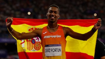 SAINT-DENIS, 09/08/2024.- El atleta español Jordan Alejandro Díaz celebra el oro en la final de Triple salto masculino en el marco de los Juegos Olímpicos París 2024, este viernes en el Estadio de Francia de Saint-Denis. EFE/ Julio Munoz