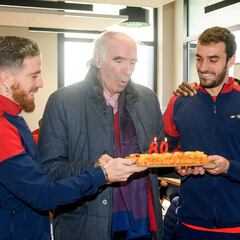 Escultura en Bilbao de Iribar y tarta de la plantilla para el icónico portero