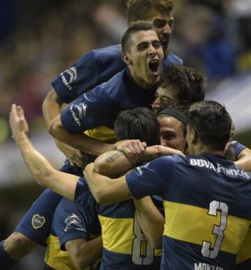 Boca ganó con goles de Pavón y Pezzella en contra, el primero de los tres superclásicos de Argentina.