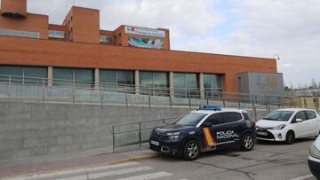 GRAF9431. ALCALÁ DE HENARES (MADRID), 06/03/2021.- La Policía Nacional ha detenido este sábado a un conductor de ambulancia por asesinar supuestamente a un enfermero en las Urgencias del hospital Príncipe de Asturias de Alcalá de Henares (Madrid), en la imagen. Según han informado a Efe fuentes policiales, el conductor de la ambulancia ha entrado vestido con su uniforme y ha apuñalado al enfermero por causas que se investigan. EFE/Rodrigo Jiménez