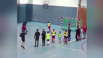 ¡Impresionante! Niño mete gol y encesta canasta al mismo tiempo