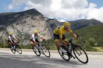Froome portando el maillot amarillo que le otorga como líder de la general del Tour de Francia de 2017.
