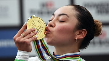 Cycling - UCI Track World Championships - Penalolen Velodrome, Santiago, Chile - October 26, 2025 Women's points race gold medallist, Mexico's Yareli Acevedo Mendoza celebrates on the podium REUTERS/Agustin Marcarian
