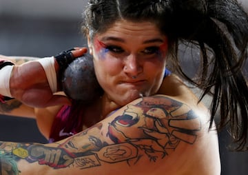 La estadounidense Chase Jackson logr¨® la medalla de bronce en la final de lanzamiento de peso en los Mundiales Indoor de atletismo de Glasgow. Este primer plano de la atleta muestra con detalle el maquillaje en su cara con los colores de la bandera americana, los piercing en su nariz, as¨ª como el llamativo tatuaje que luce en su brazo.