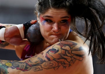 La estadounidense Chase Jackson logró la medalla de bronce en la final de lanzamiento de peso en los Mundiales Indoor de atletismo de Glasgow. Este primer plano de la atleta muestra con detalle el maquillaje en su cara con los colores de la bandera americana, los piercing en su nariz, así como el llamativo tatuaje que luce en su brazo.