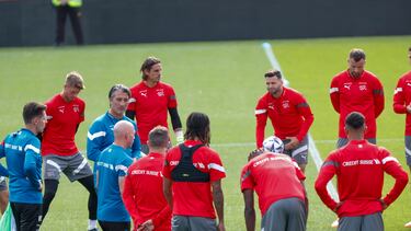 GRAF2203. ZARAGOZA, 23/09/2022.- El seleccionador suizo, Murat Yakin (3i), da instrucciones a sus jugadores durante el entrenamiento del conjunto helvético celebrado en la víspera del partido de Liga de Naciones de la UEFA que les enfrentará a España en el estadio en el estadio de La Romareda. EFE/ Javier Belver