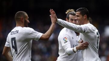 Benzema y Bale felicitan a Cristiano tras un tanto logrado por el portugués la temporada pasada.