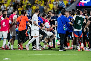 Al final del encuentro entre la selección uruguaya y la selección colombiano se produjeron unos hechos inadmisibles. Jugadores uruguayos se pelearon con aficionados colombianos que se situaban en la grada. Se prevén sanciones ejemplares por parte de Conmebol e incluso involucrando a la FIFA.
