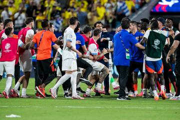 Al final del encuentro entre la selección uruguaya y la selección colombiano se produjeron unos hechos inadmisibles. Jugadores uruguayos se pelearon con aficionados colombianos que se situaban en la grada. Se prevén sanciones ejemplares por parte de Conmebol e incluso involucrando a la FIFA.