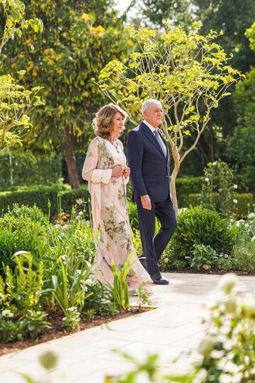 El presidente iraquí Abdul Latif Rashid y su esposa Shanaz Ibrahim Ahmed asisten a la boda real del príncipe heredero de Jordania Hussein y Rajwa al Saif.