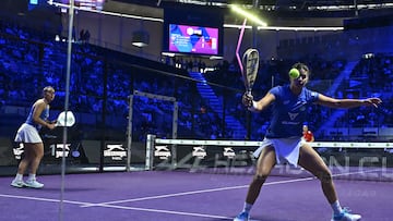MADRID, 02/02/2025.- Las jugadoras Sofía Araujo (i) y Delfina Brea (d) del AD/vantage Padel Team, durante el partido contra Jessica Castello y Andrea Ustero, del Team Bella Puerto Rico, en el el Hexagon Cup 2025 que se ha disputado en el Madrid Arena este sábado. EFE/Hexagon Cup/Fernando Villar -SOLO USO EDITORIAL/SOLO DISPONIBLE PARA ILUSTRAR LA NOTICIA QUE ACOMPAÑA (CRÉDITO OBLIGATORIO)-