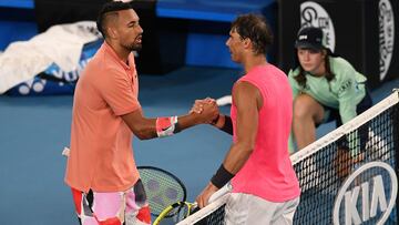 El tenista español Rafa Nadal y el tenista australiano Nick Kyrgios se saludan tras su partido en el Open de Australia 2020.