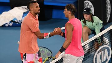 El tenista espa&ntilde;ol Rafa Nadal y el tenista australiano Nick Kyrgios se saludan tras su partido en el Open de Australia 2020.