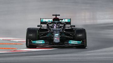 Mercedes' British driver Lewis Hamilton drives during a practice session at the Intercity Istanbul Park in Istanbul on October 9, 2021, ahead of the Formula One Grand Prix of Turkey. (Photo by OZAN KOSE / AFP)