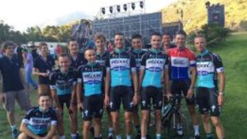 El equipo Etixx. Carlos Verona es el cuarto por la derecha