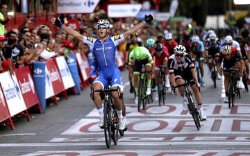 El corredor del equipo ciclista Quick-Step Floors Matteo Trentin pasa como vencedor por la meta de la última etapa.