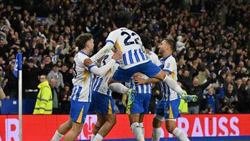 Brighton's English-born Danish midfielder #33 Matt O'Riley celebrates with teammates after scoring their second goal during the English Premier League football match between Brighton and Hove Albion and Manchester City at the American Express Community Stadium in Brighton, southern England on November 9, 2024. (Photo by Glyn KIRK / AFP) / RESTRICTED TO EDITORIAL USE. No use with unauthorized audio, video, data, fixture lists, club/league logos or 'live' services. Online in-match use limited to 120 images. An additional 40 images may be used in extra time. No video emulation. Social media in-match use limited to 120 images. An additional 40 images may be used in extra time. No use in betting publications, games or single club/league/player publications. /