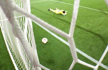 0-3. Steve Mandanda desolado tras el tercer gol de Gabi.