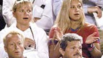 Kournikova con su madre Alla, viendo un partido de tenis