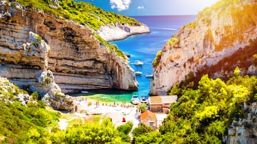 Playa apartada y singular, famosa por su pequeño tamaño, sus aguas cristalinas y su aire recóndito.