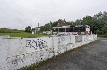 El campo donde creció Hazard, entre 'graffitis' y deterioro año a año.