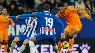 Jude Bellingham controla el balón ante el delantero del Espanyol, Urko Gonzalez.