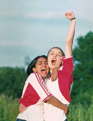 Antes del pelotazo de Piratas del Caribe, Keira Knightley protagonizó junto a Parminder Nagra esta historia sobre la superación de barreras y la amistad. En Quiero ser como Beckham Jess, una joven india que quiere ser futbolista conoce a Juliette (Knightley), que juega en un equipo amateur. Desde ese momento, la vida de las dos cambiará para siempre. La película fue un auténtico éxito y se convirtió en un referente para miles de niñas que soñaban con ser futbolistas.