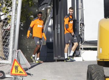 Correia y Ferro, que debutará hoy, antes de un entrenamiento con el Valencia.