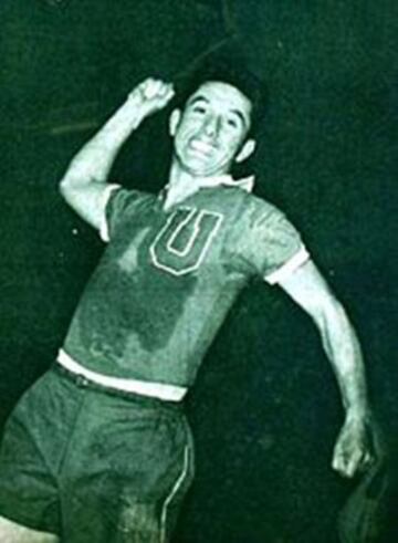 Integró la época dorada de Universidad de Chile en la década del 60', el recordado Ballet Azul. Sánchez fue goleador del torneo de 1959 (26 goles) y ganó los campeonatos de 1959,1962, 1964,1965,1967 y 1969.