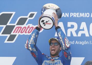 Álex Rins celebrando la victoria en el podio del circuito de MotorLand.