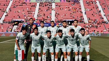 AMDEP4804. SANTIAGO (CHILE), 01/10/2025.- Jugadores de México forman este miércoles, en un partido de la Copa Mundial Sub-20 entre España y México en el estadio Nacional Julio Martínez Prádanos en Santiago (Chile). EFE/ Osvaldo Villarroel