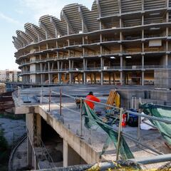 Lay Hoon y Javier Solís visitan el nuevo estadio un día antes del reinicio de las obras