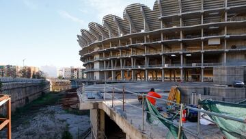 Lay Hoon y Javier Solís visitan el nuevo estadio un día antes del reinicio de las obras