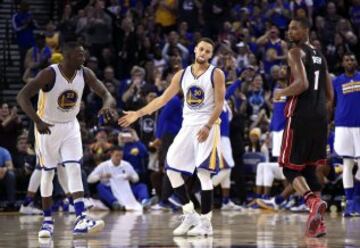 Stephen Curry celebra un tanto contra los Miami Heat junto a su compañero Draymond Green.