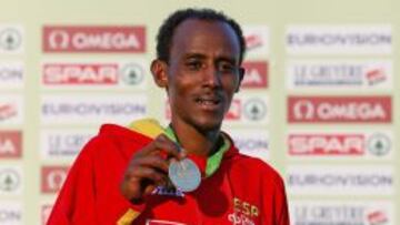 Alemayehu Bezabeh, con la medalla de oro ganada hace pocos d&iacute;as en el Europeo de Belgrado. 